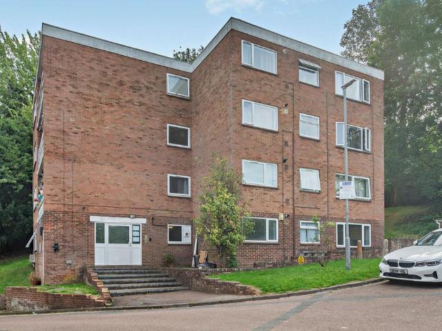 Flat for sale in Farley Hill, Luton