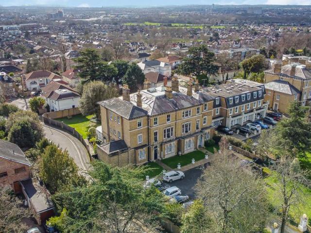 Flat for sale in London Borough of Merton, Raynes Park