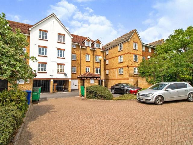 Flat for sale in Grays, Essex