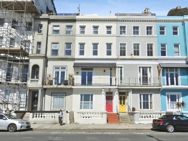 Flat for sale in Bohemia, Guestling Green