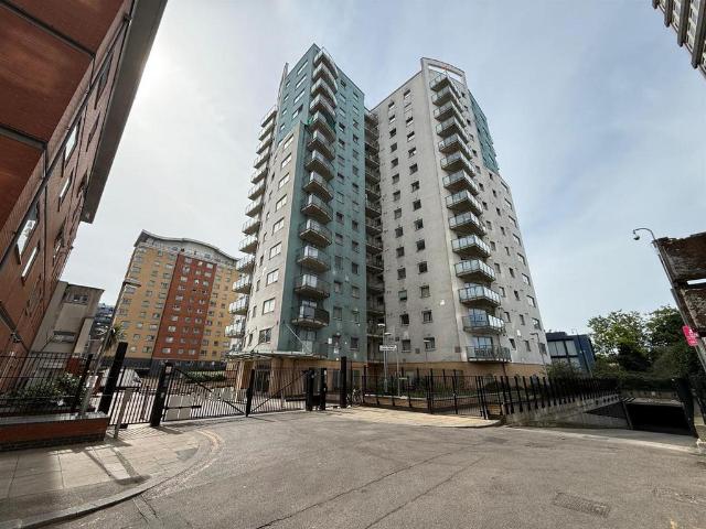 Flat for sale in Seven Kings, Greater London