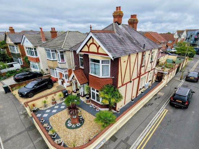 Flat for sale in Talbot Village, Bournemouth