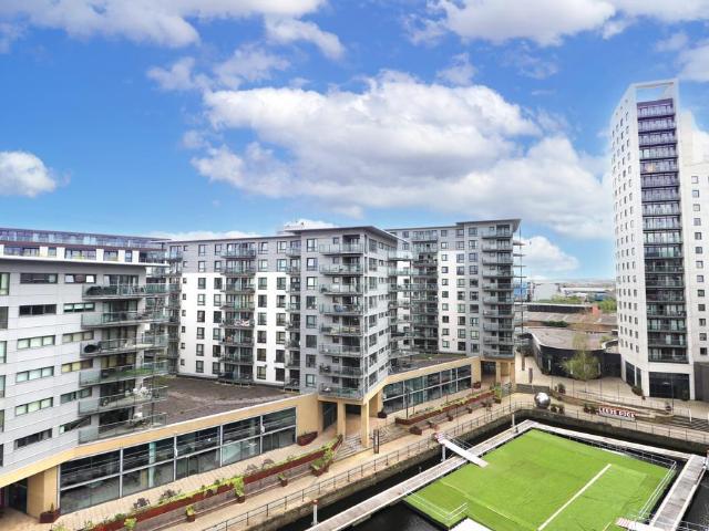 Flat for sale in Richmond Hill, West Yorkshire