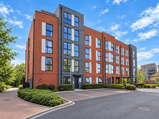 Flat for sale in London Borough of Hounslow, Greater London