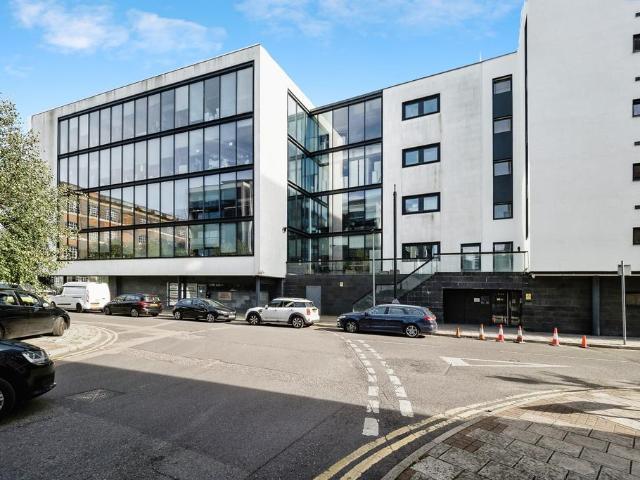 Flat for sale in Stratford Marsh, Greater London
