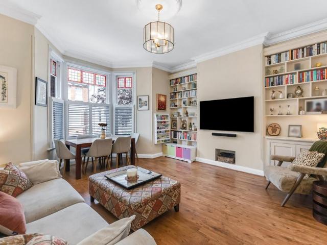 Flat for sale in West Hampstead, Greater London