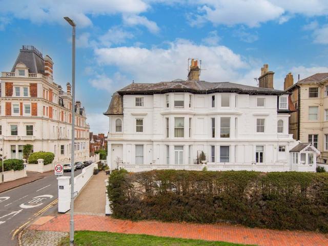 Flat for sale in Royal Wells Park, Tunbridge Wells