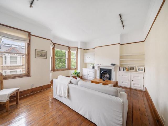Flat for sale in Stockwell, Greater London