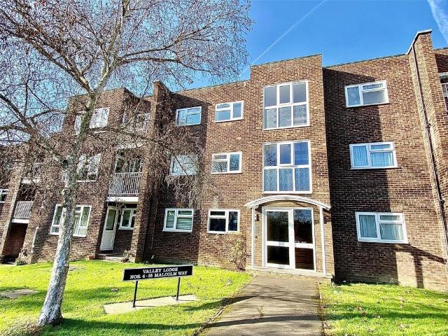 Flat for sale in Snaresbrook, Greater London