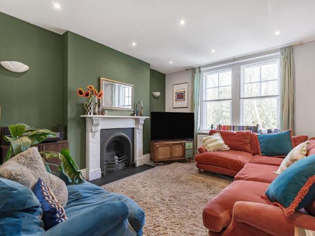 Flat for sale in Clapham, Greater London