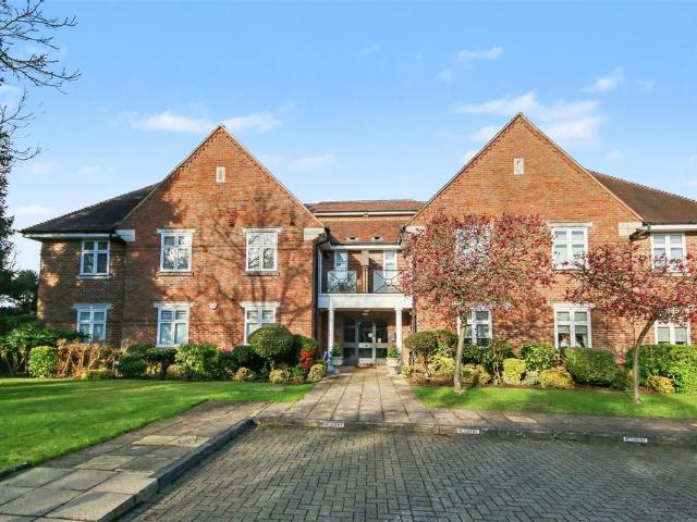 Flat for sale in Radlett, Hertfordshire