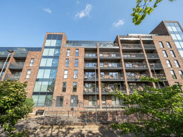 Flat for sale in London Borough of Lewisham, Lower Sydenham