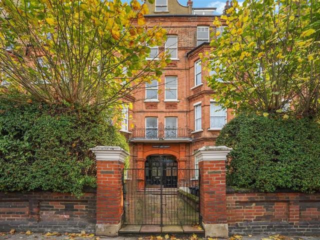 Flat for sale in South Hampstead, Greater London
