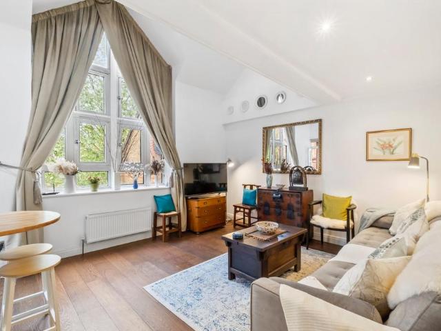 Flat for sale in Fulham, Walham Green