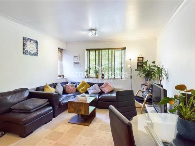 Flat for sale in London Borough of Merton, Collier's Wood
