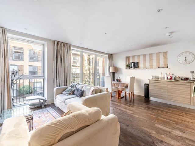 Flat for sale in Little Stanmore, Greater London