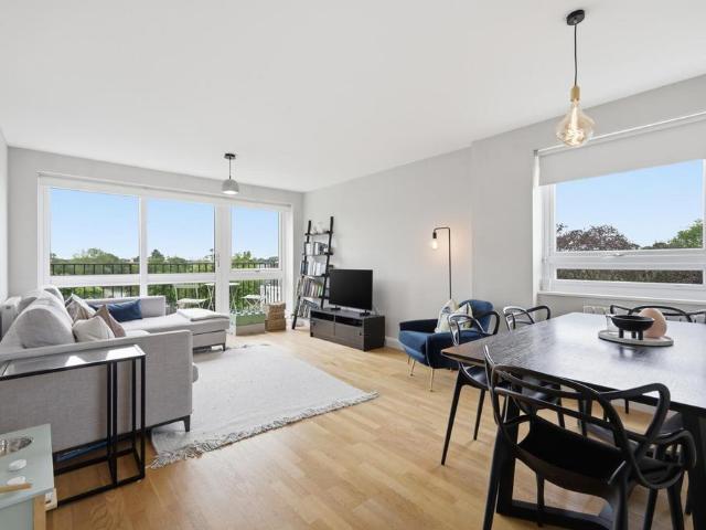 Flat for sale in Snaresbrook, Greater London