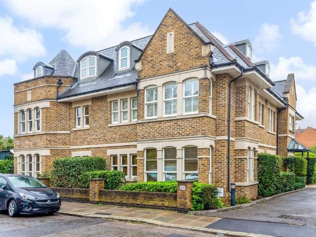 Flat for sale in London Borough of Richmond upon Thames, Greater London