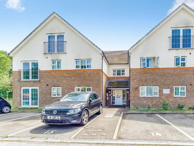 Flat for sale in Hillview, Surrey