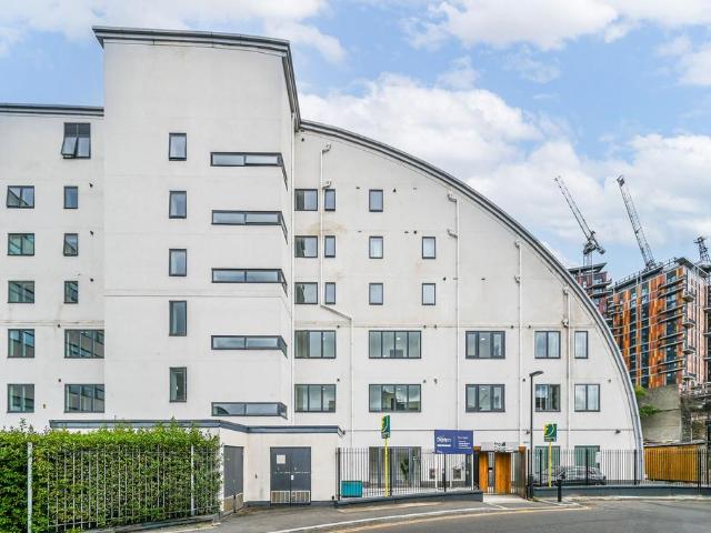 Flat for sale in North Kensington, Greater London