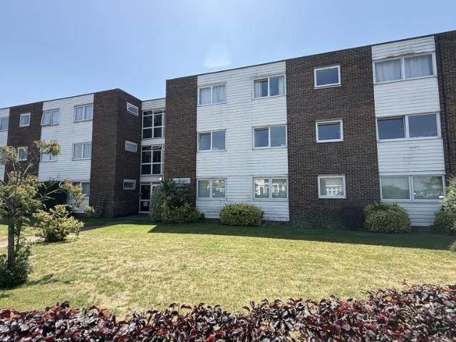 Flat for sale in Lessness Heath, Greater London