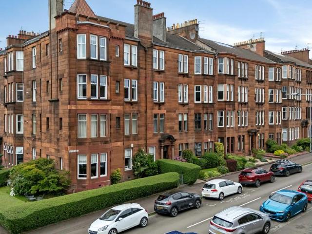 Flat for sale in Broomhill, Scotland