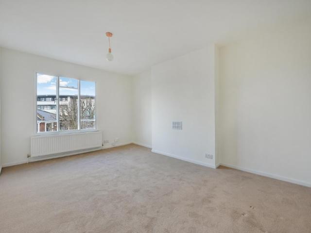 Flat for sale in Shepherd's Bush, Greater London