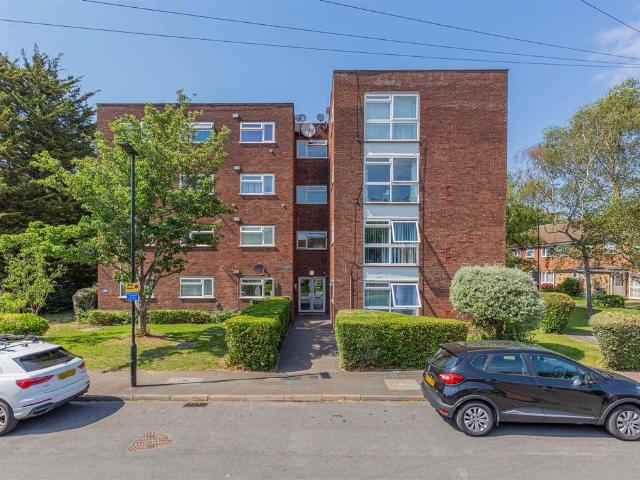 Flat for sale in Isleworth, Greater London