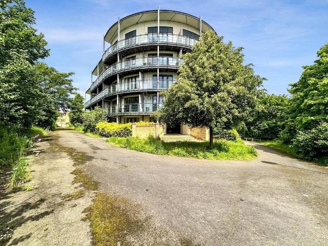 Flat for sale in Stone, Monks Orchard