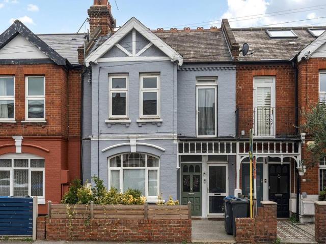 Flat for sale in London Borough of Merton, Raynes Park