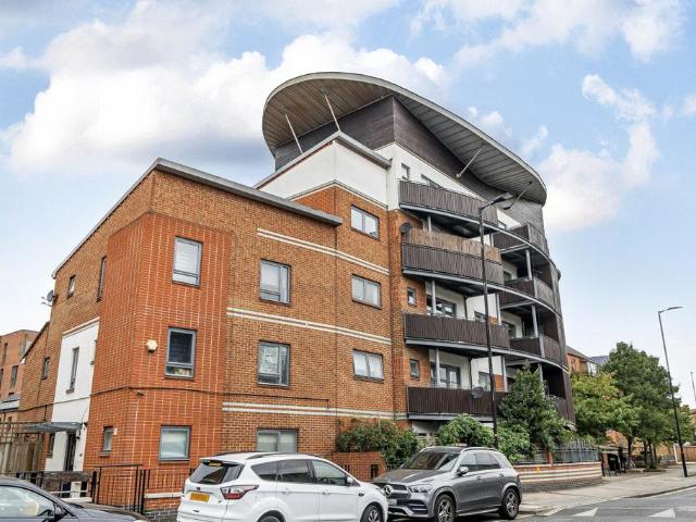 Flat for sale in Camberwell, Greater London
