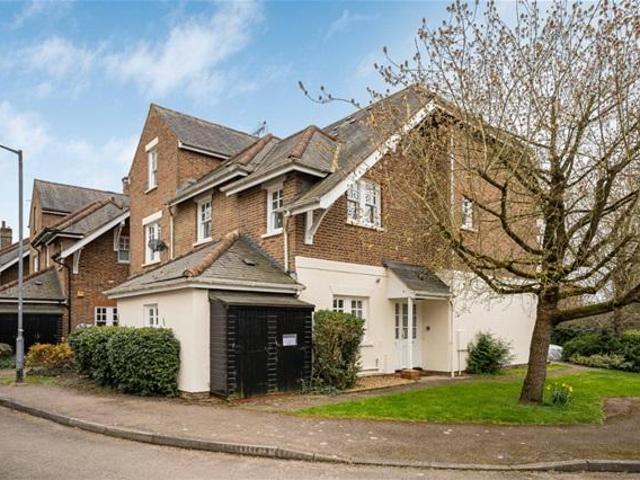 Flat for sale in Hatching Green, Five Acres