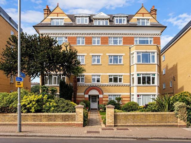 Flat for sale in London Borough of Wandsworth, Greater London
