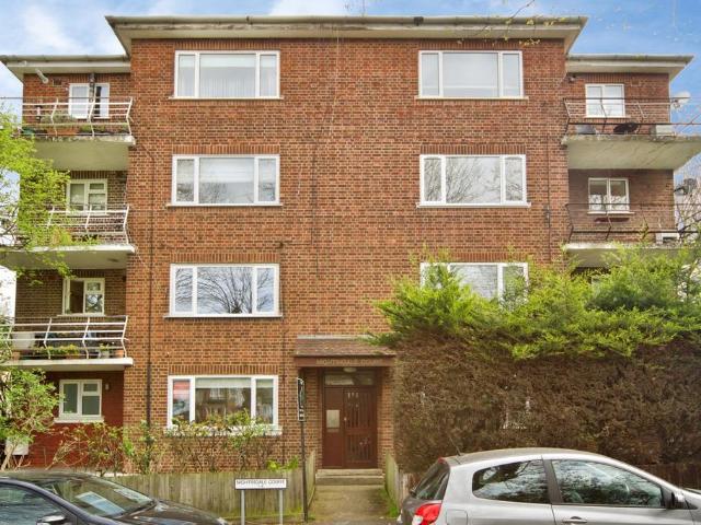 Flat for sale in Wanstead, Greater London