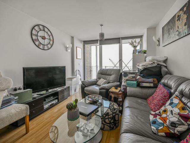 Flat for sale in Hornsey, Greater London