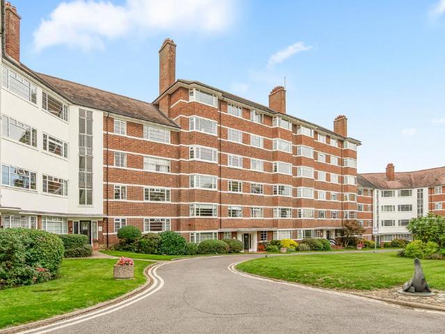 Flat for sale in North Sheen, Greater London