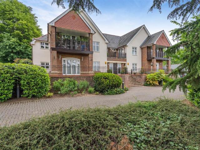 Flat for sale in Batchworth, Hertfordshire