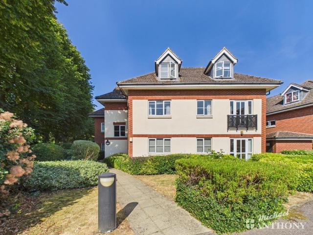 Flat for sale in Victoria Park, Aylesbury
