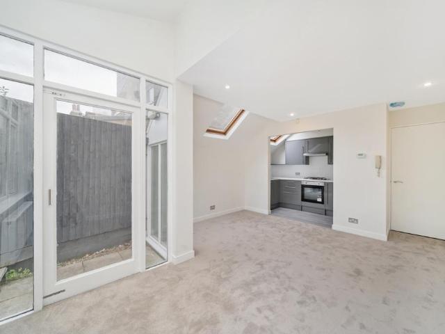 Flat for sale in London Borough of Wandsworth, Greater London