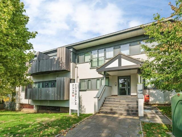 Flat for sale in Roffey, Horsham