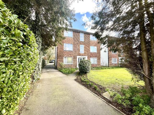 Flat for sale in Chessington, Greater London
