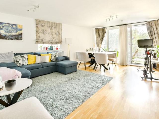 Flat for sale in London Borough of Hounslow, Greater London