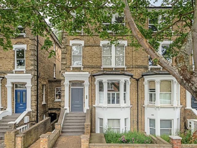 Flat for sale in Tulse Hill, Greater London