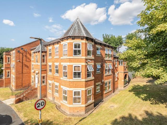 Flat for sale in Meanwood, West Yorkshire