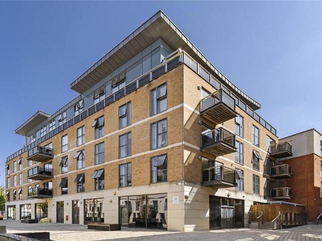 Flat for sale in Surbiton, Greater London
