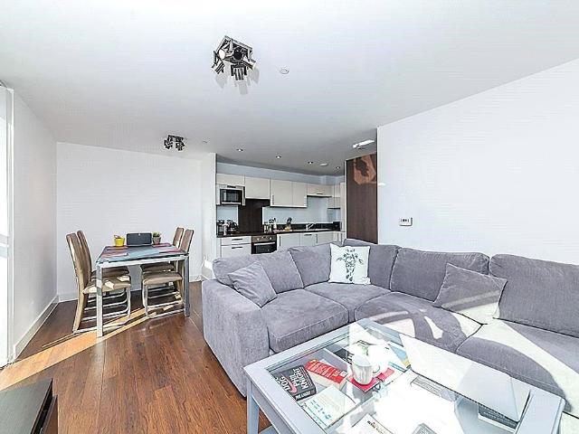 Flat for sale in London Borough of Lewisham, Ladywell