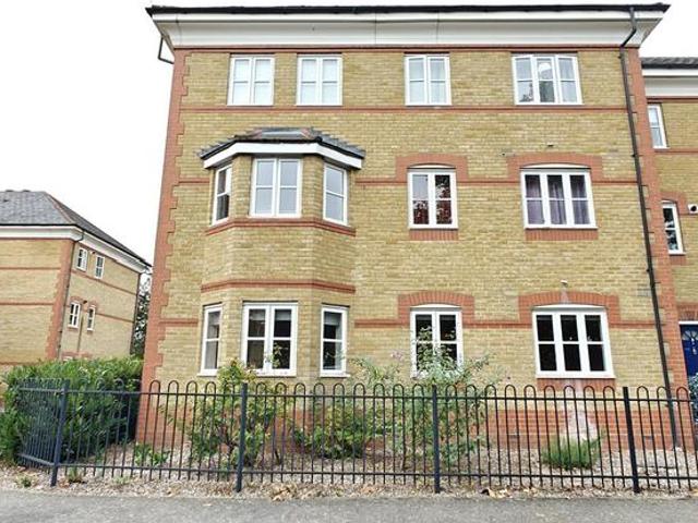 Flat for sale in Southgate, Greater London