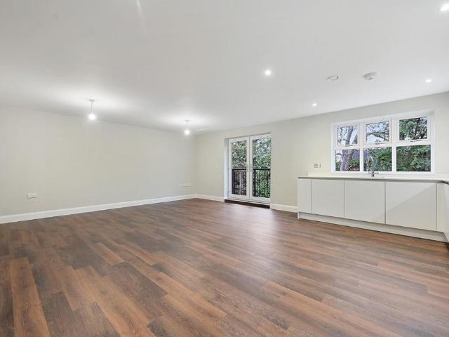 Flat for sale in Iver, Iver Heath