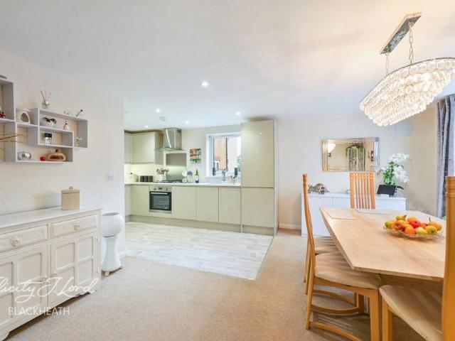 Flat for sale in New Eltham, Greater London