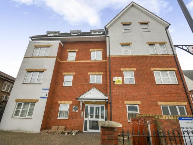 Flat for sale in Ponders End, Greater London